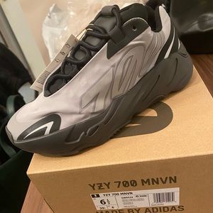 Yeezy 700 MNVN size 6.5